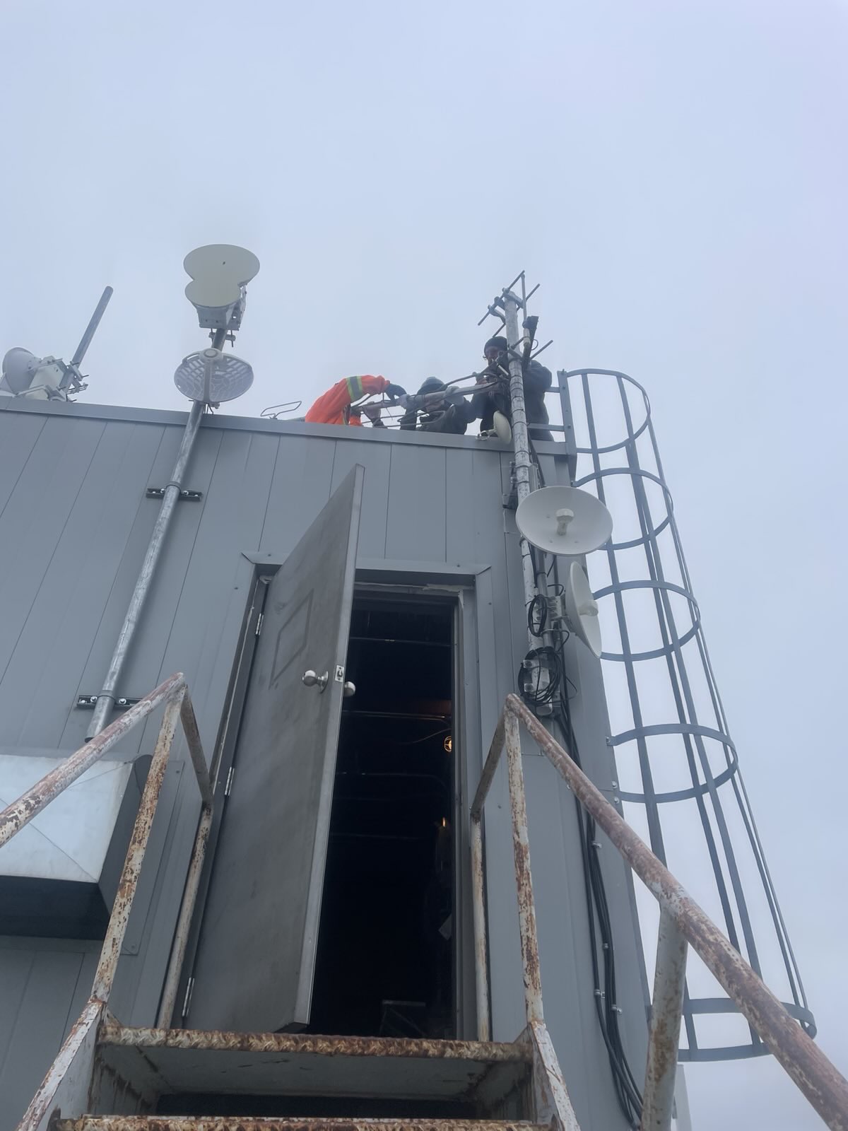 Crew conducting maintenance on VE4WRS VHF antenna at Osborne